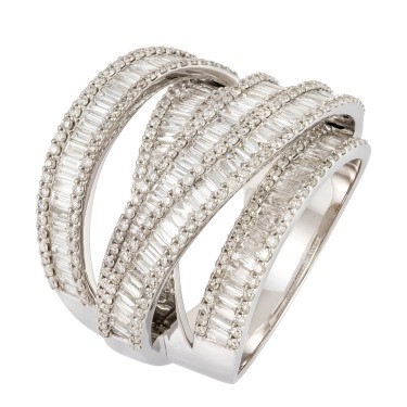 Anel em ouro branco com diamantes.