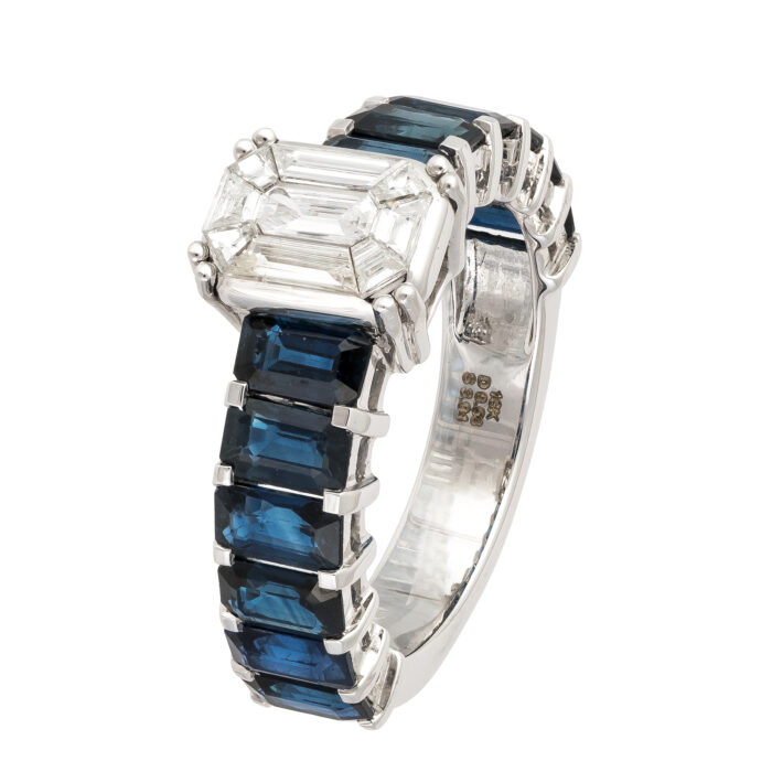 Anel em ouro branco com safiras e diamantes