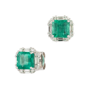 Brinco em ouro branco com esmeraldas e diamantes.