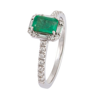 Anel em ouro branco com esmeralda e diamantes.