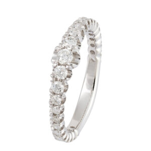 Anel em ouro branco com diamantes.