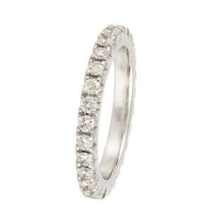 Anel em ouro branco com diamantes.