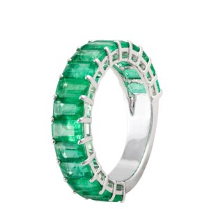 Anel em ouro branco com esmeraldas.