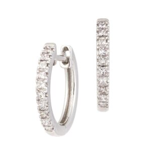 Brinco em ouro branco com diamantes.