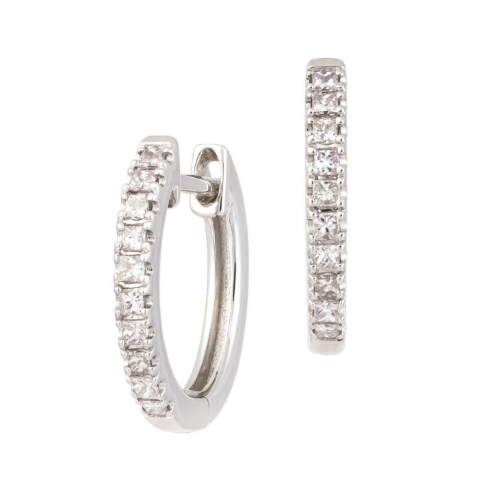 Brinco em ouro branco com diamantes.