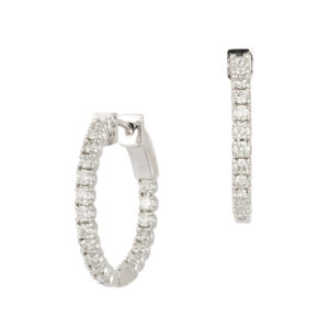 Brinco em ouro branco com diamantes.