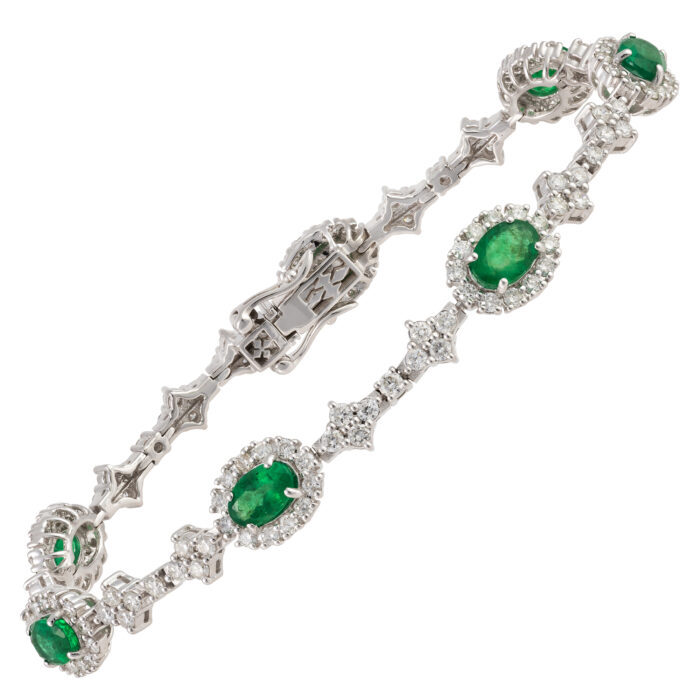 Pulseira em ouro branco com esmeraldas e diamantes.