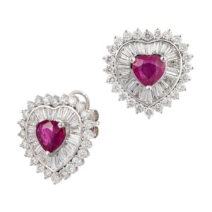 Brinco em ouro branco com rubis e diamantes.