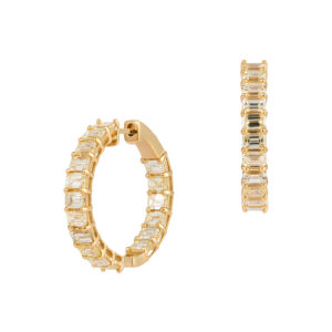 Brinco em ouro amarelo com diamantes.