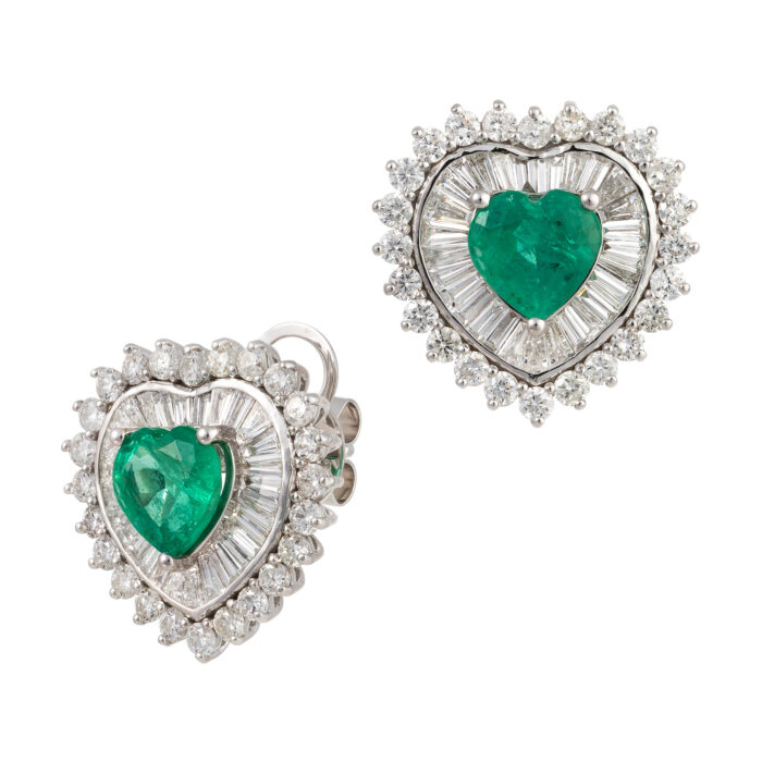 Brinco em ouro branco com esmeraldas e diamantes.