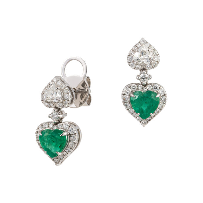 Brinco em ouro branco com esmeraldas e diamantes.