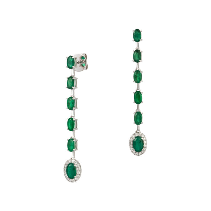 Brinco em ouro branco com esmeraldas e diamantes.