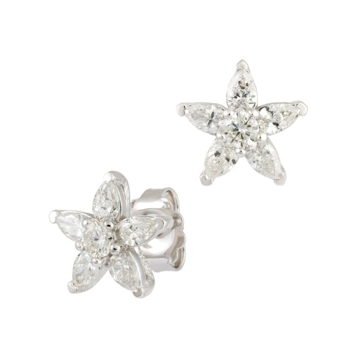 Brinco em ouro branco com diamantes.