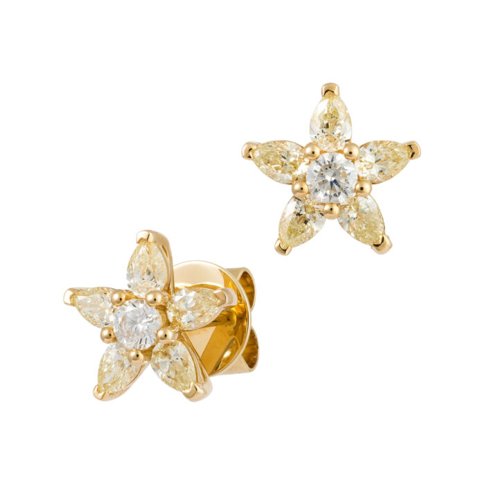 Brinco em ouro amarelo com diamantes.