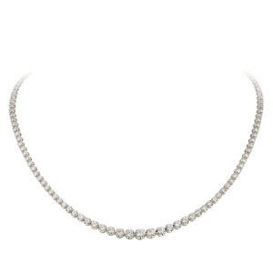 Colar em ouro branco com diamantes.