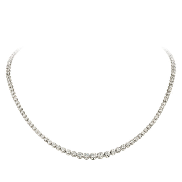 Colar em ouro branco com diamantes.