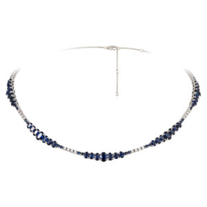 Colar em ouro branco com safiras e diamantes.