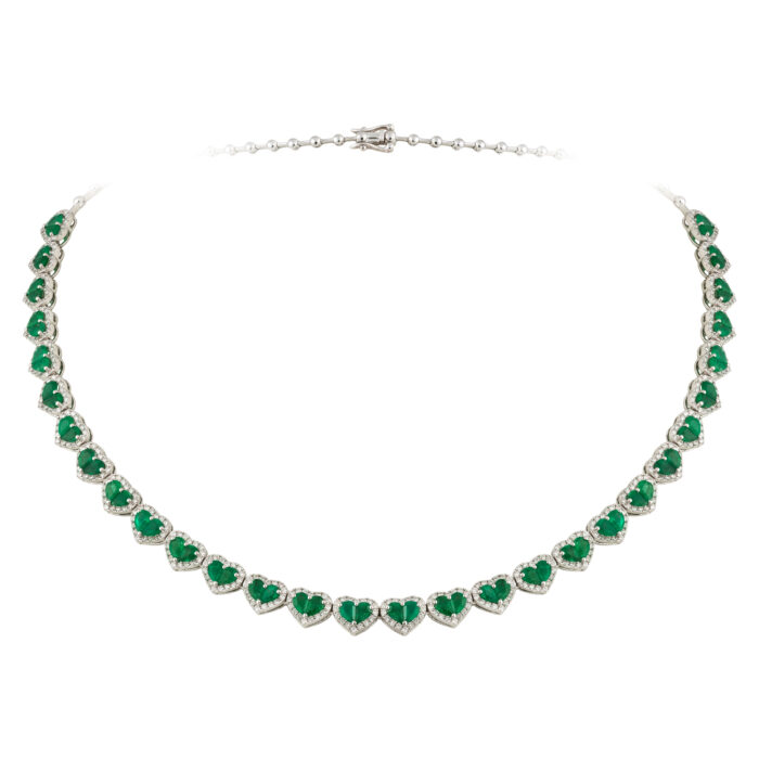 Colar em ouro branco com esmeraldas e diamantes.