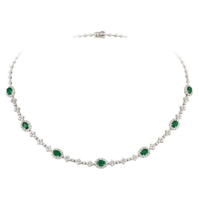 Colar em ouro branco com esmeraldas e diamantes.