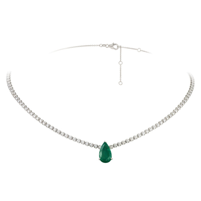 Colar em ouro branco com esmeralda e diamantes.