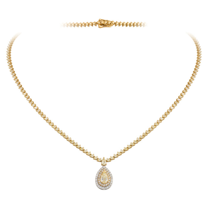 Colar em ouro amarelo com diamantes.