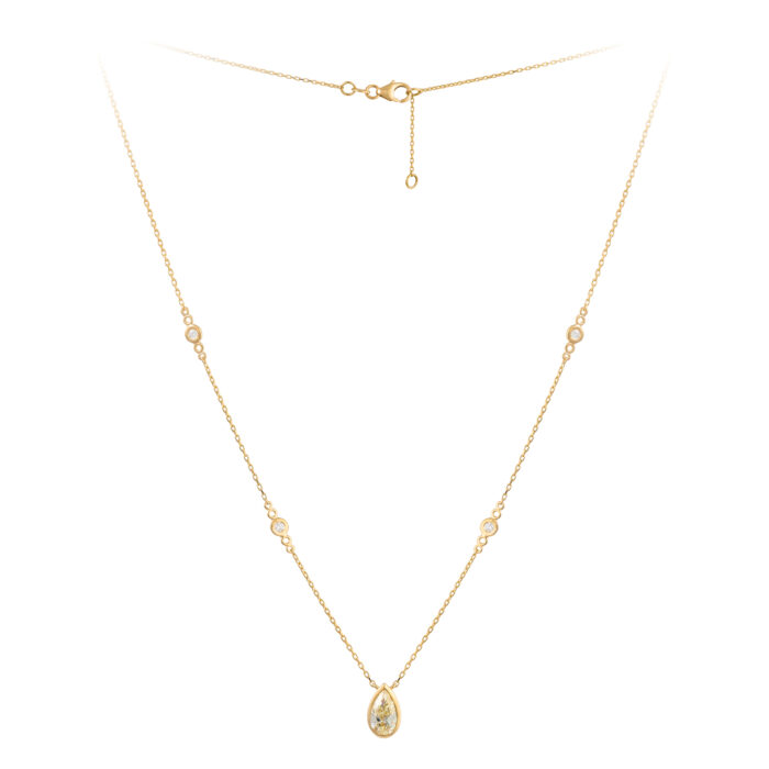 Colar em ouro amarelo com diamantes.