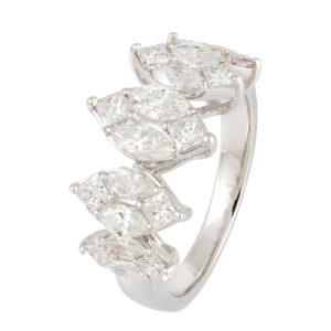 Anel em ouro branco com diamantes.