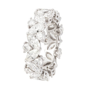 Anel em ouro branco com diamantes.