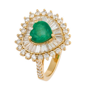 Anel em ouro amarelo com esmeralda e diamantes.