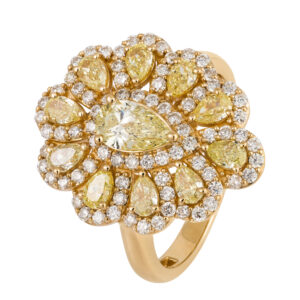 Anel em ouro amarelo com diamantes.