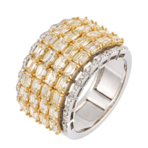 Anel em ouro branco com diamantes.
