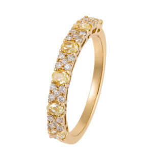 Anel em ouro amarelo com diamantes.