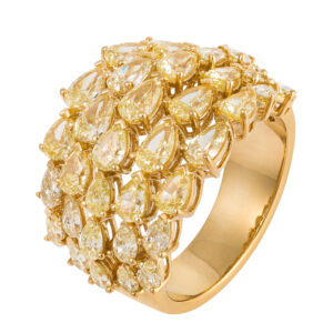Anel em ouro amarelo com diamantes.