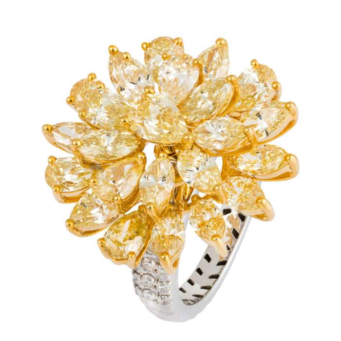 Anel em ouro branco com diamantes.