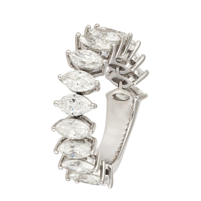 Anel em ouro branco com diamantes.