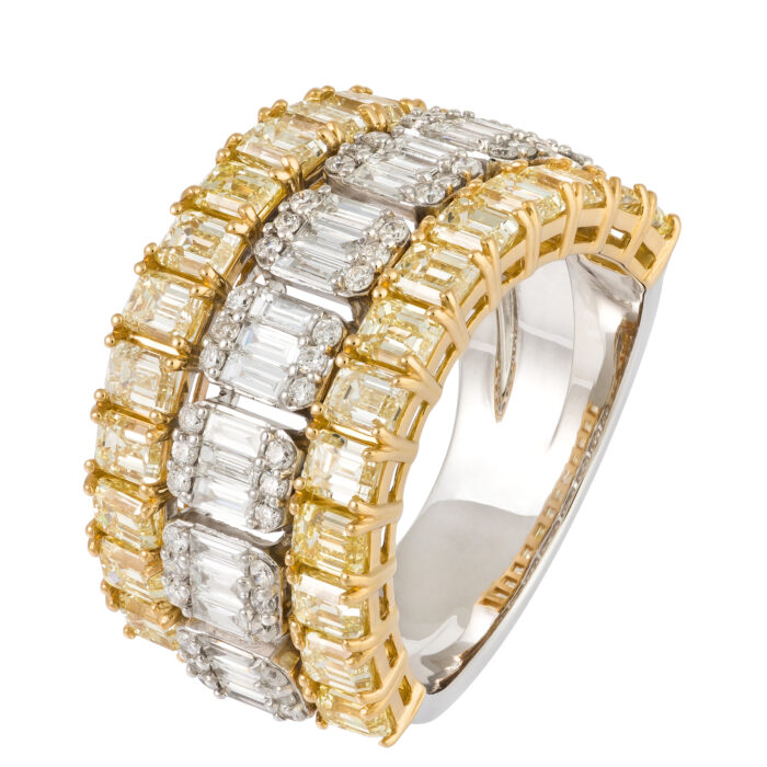 Anel em ouro branco com diamantes.