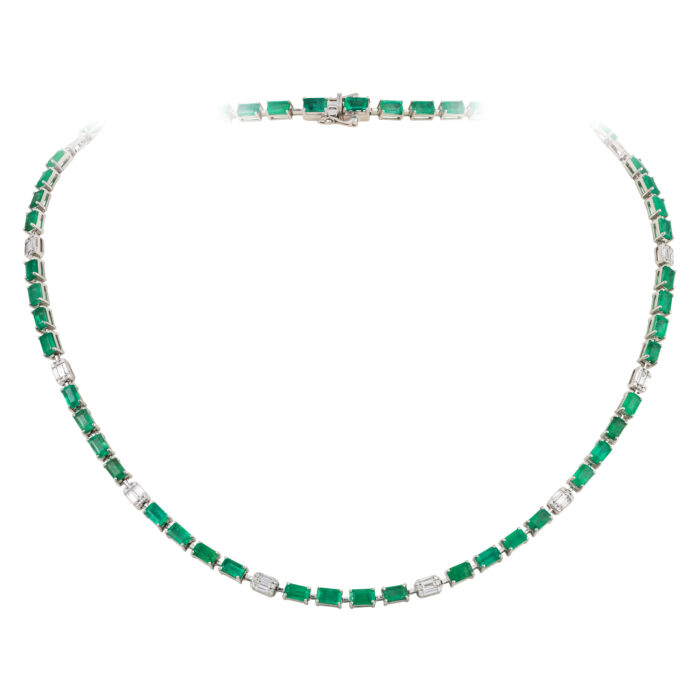 Colar em ouro branco com esmeraldas e diamantes.