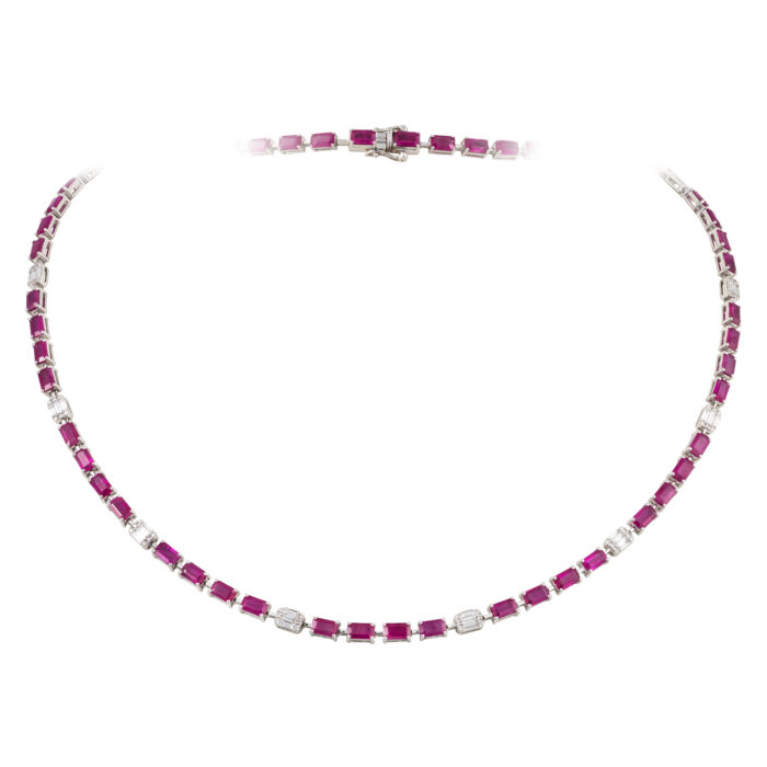 Colar em ouro branco com rubis e diamantes.