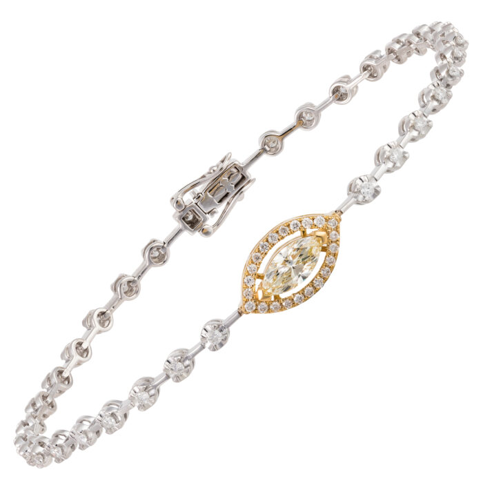 Pulseira em ouro branco com diamantes.