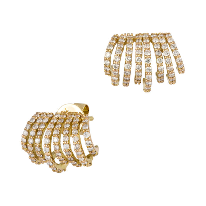 Brinco em ouro amarelo com diamantes.