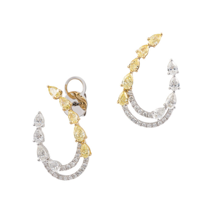 Brinco em ouro branco com diamantes.