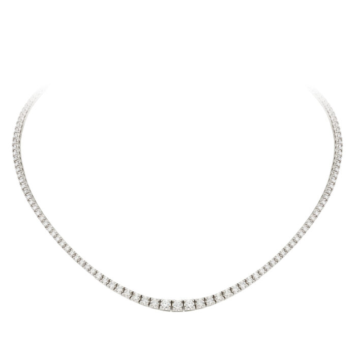 Colar em ouro branco com diamantes.