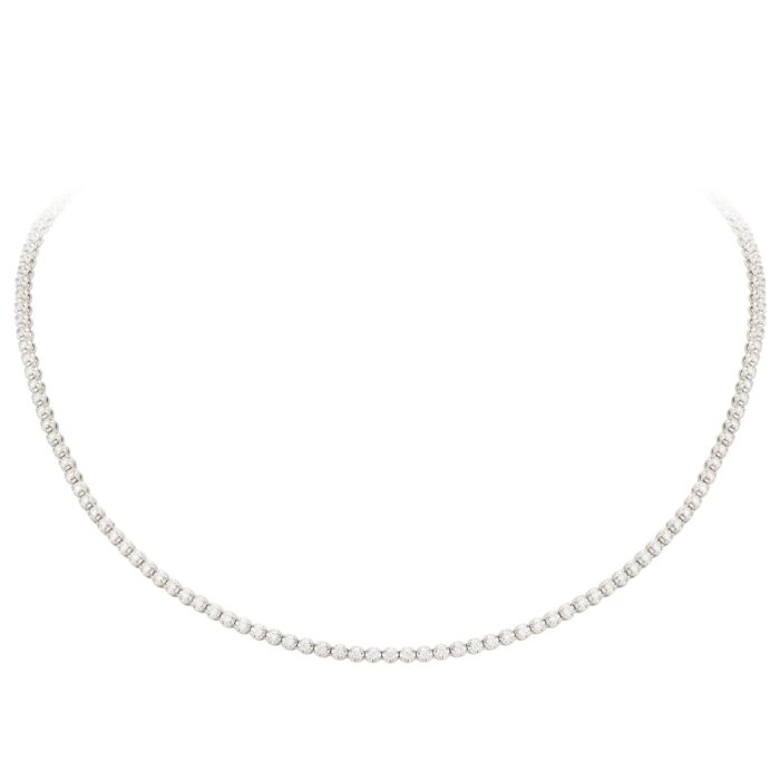 Colar em ouro branco com diamantes.