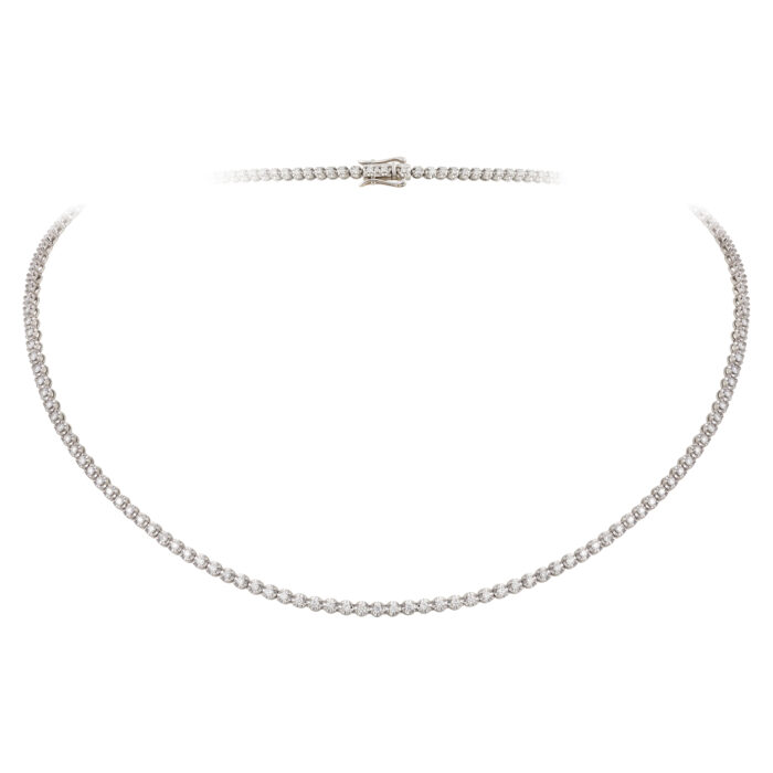 Colar em ouro branco com diamantes.