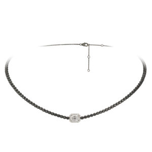 Colar em ouro branco com diamantes.