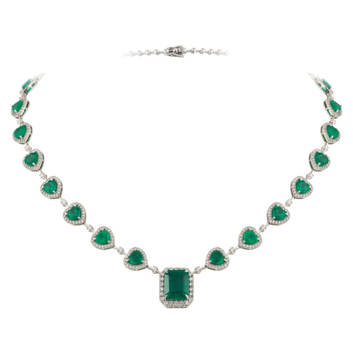 Colar em ouro branco com esmeraldas e diamantes.