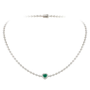 Colar em ouro branco com esmeralda e diamantes.