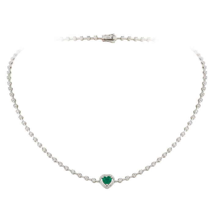 Colar em ouro branco com esmeralda e diamantes.