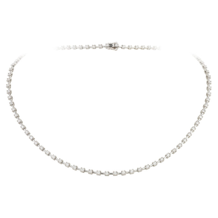 Colar em ouro branco com diamantes.