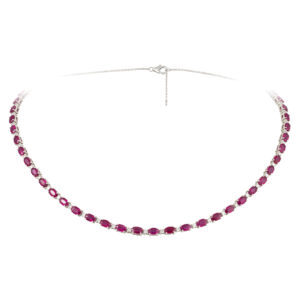 Colar em ouro branco com rubis e diamantes.